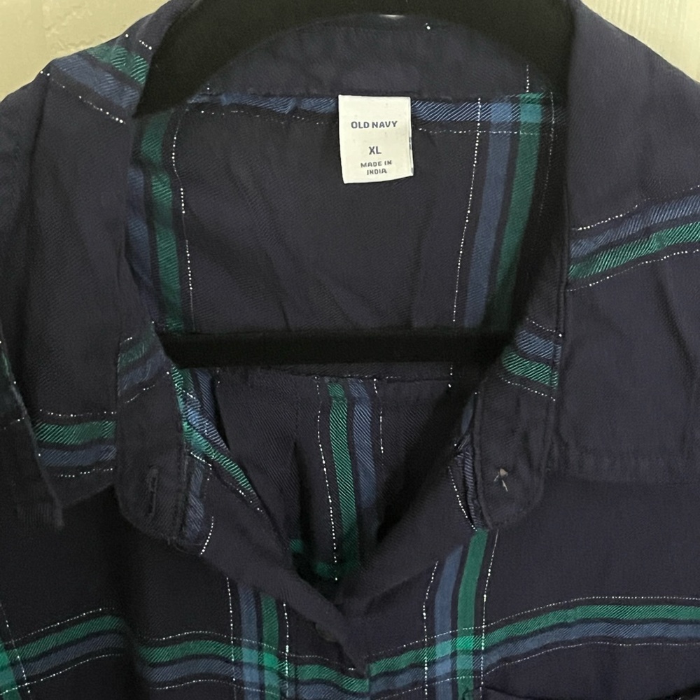 Old Navy Button Down Shirt. Size XL. soft and Lightweight. Like New. EUC. - Picture 3 of 5